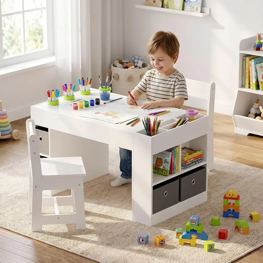 Kindertisch mit zwei Stühlen